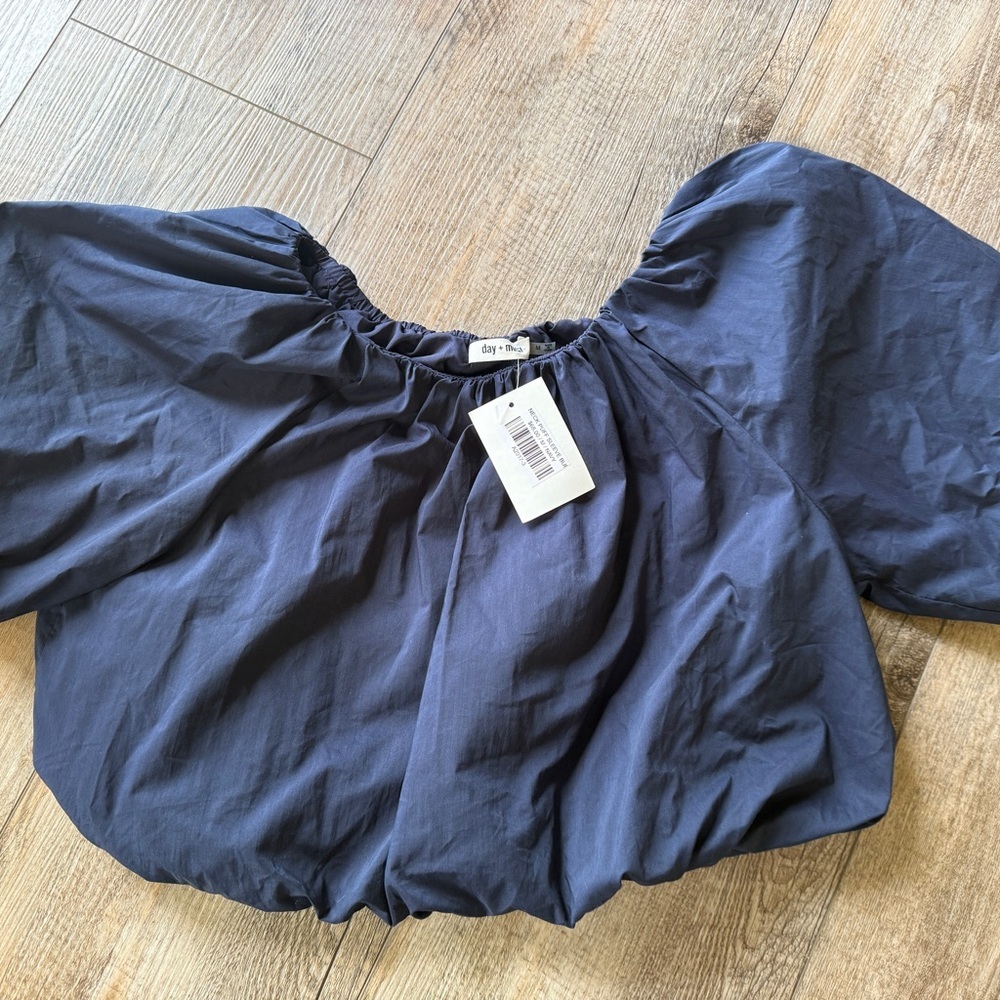 Cropped Puff Sleeve Top in Black - Picture 2 of 4